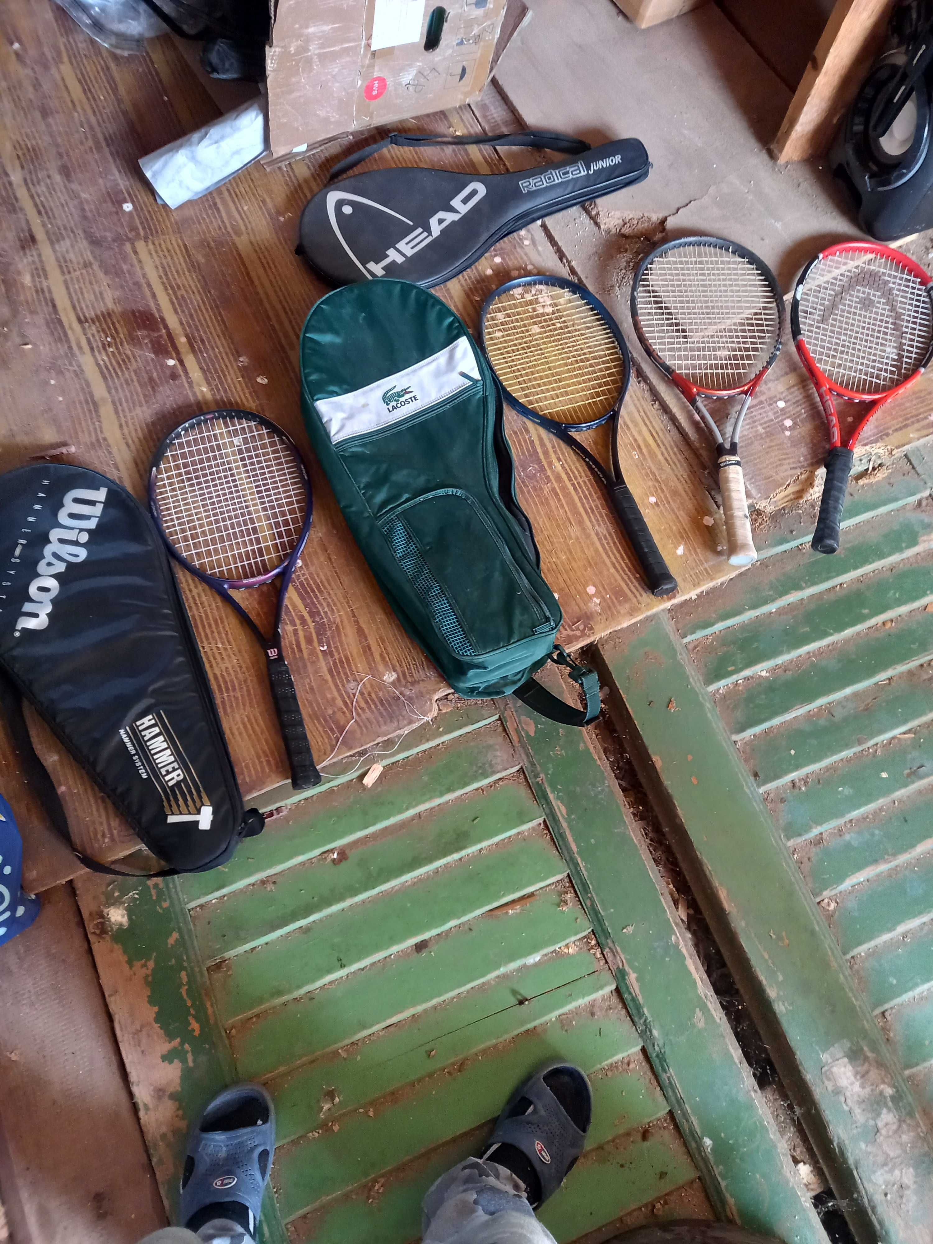 Vand rachete pentru tenis de camp .