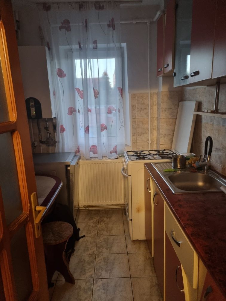Proprietar Închiriez apartament 3 camere,