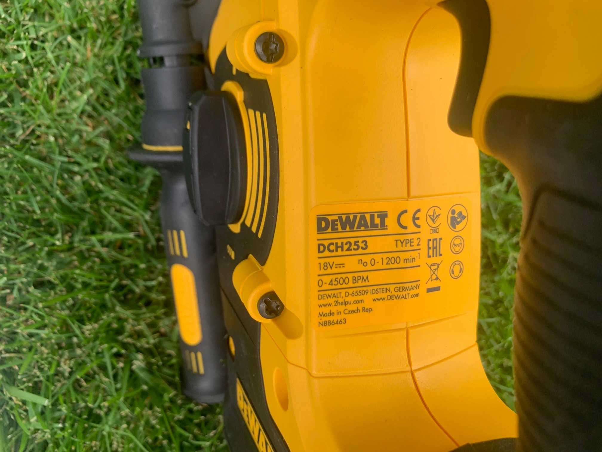 НОВ Акумулаторен перфоратор DeWalt DCH253