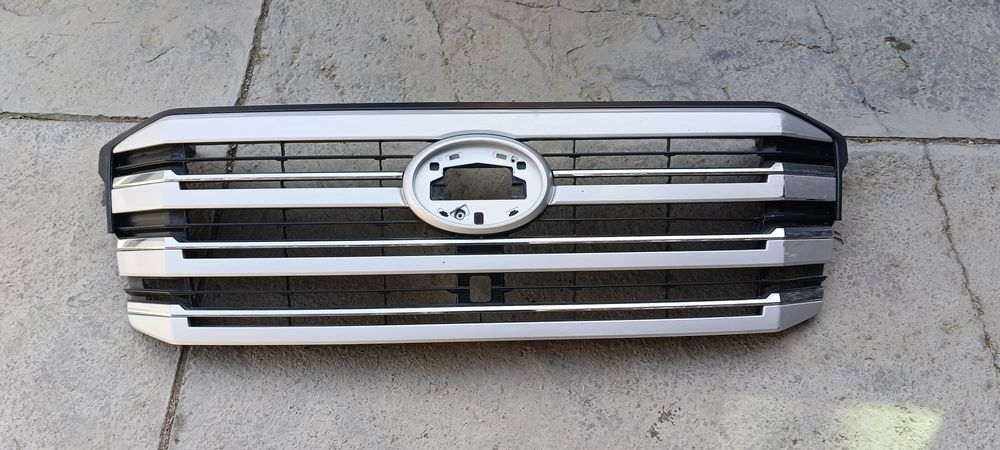 Передний решетка  Тойота Ленд Крузер 300 кузов