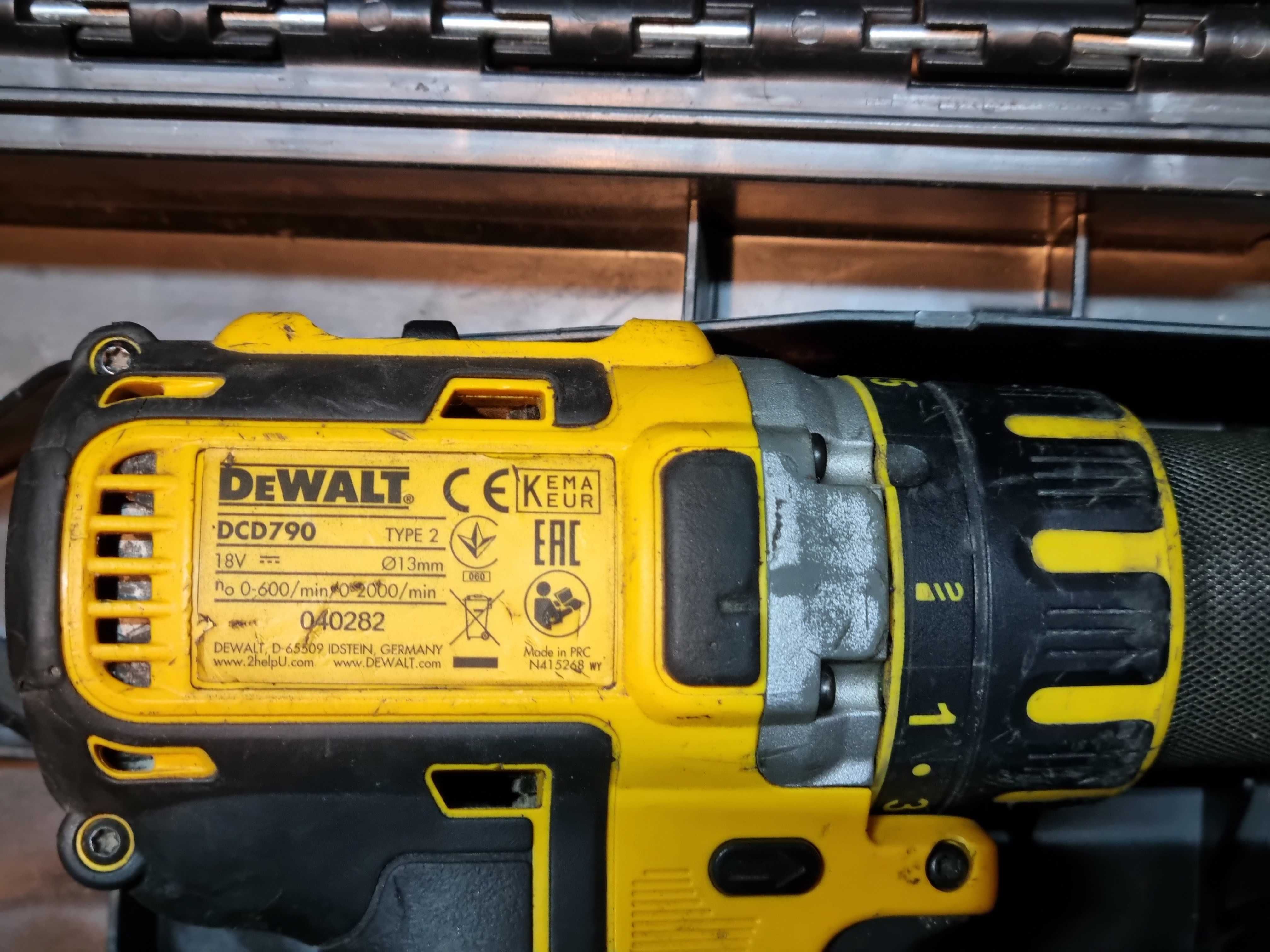 DeWALT DCD790 cu 2 acumulatori 1,5Ah, incarcator 18V si valiza