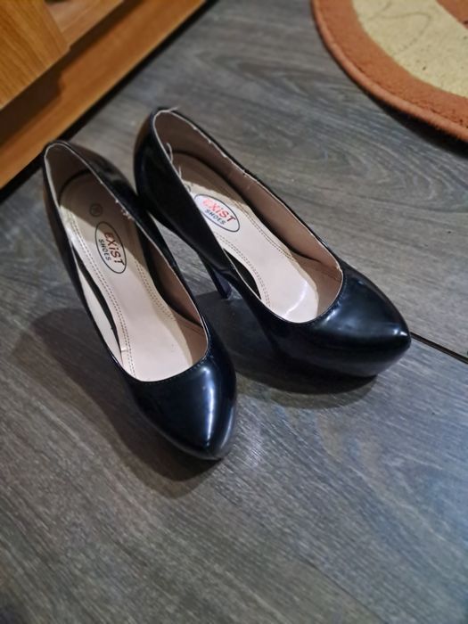 Buna dragi clienți  tocurile sunt la mina adoua și negociem in privat