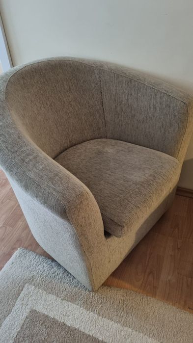 Vând Canapea, Scaun și Taburet din set Mobexpert la 1200 de lei.