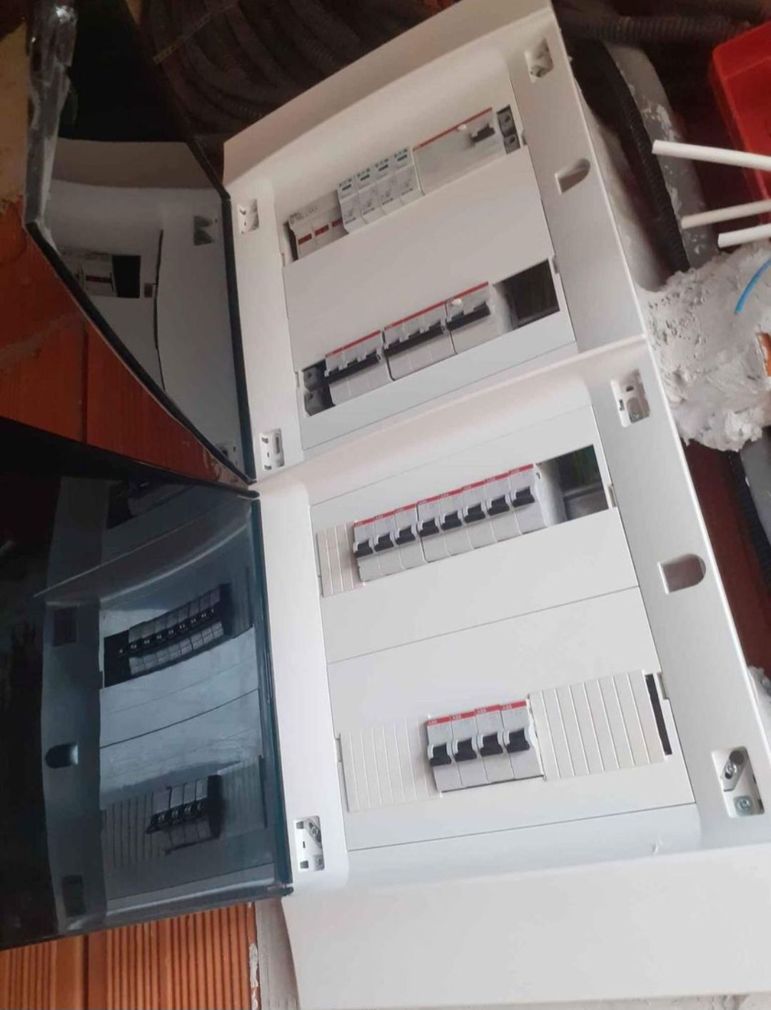 Electrician calificat SRL execut instalații electrice