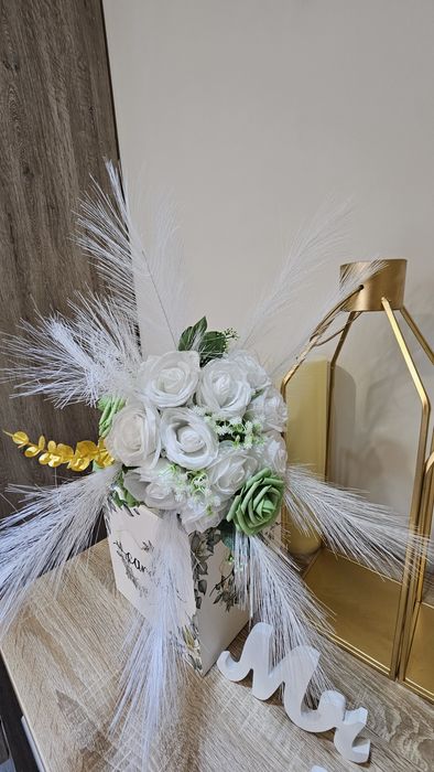 Сватбена украса в златно, зелено и бяло