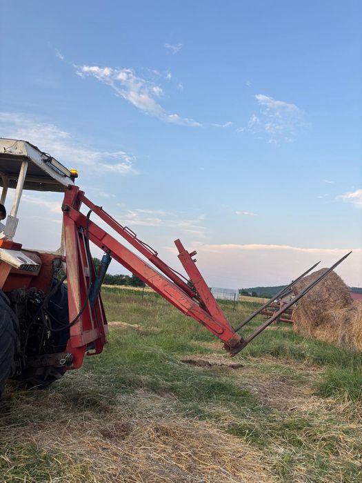 Incarcator pentru baloti in tiranti la tractor