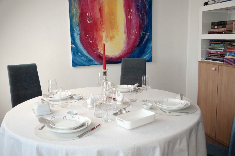 Бяла кръгла маса