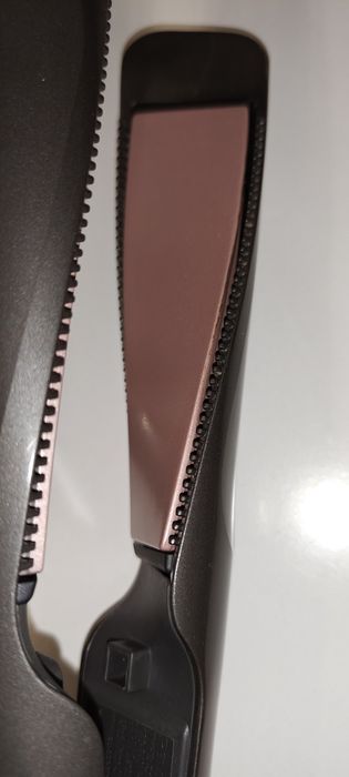 Продавам преса за кода Remington curl and straight