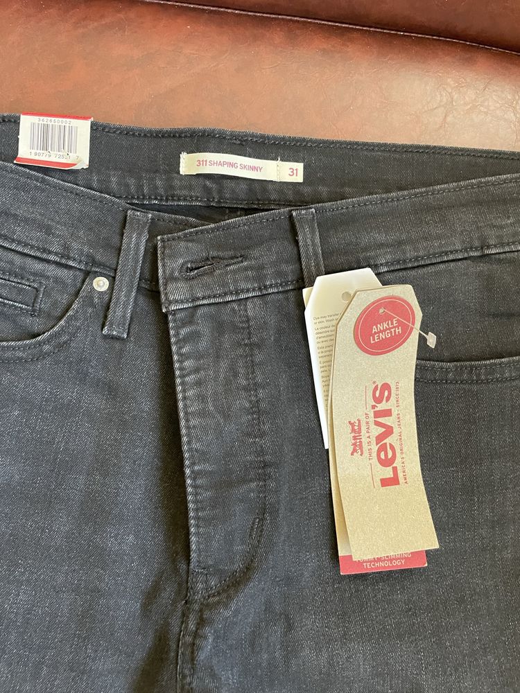 Blugi Levi’s dama noi cu eticheta, achizitionati din SUA