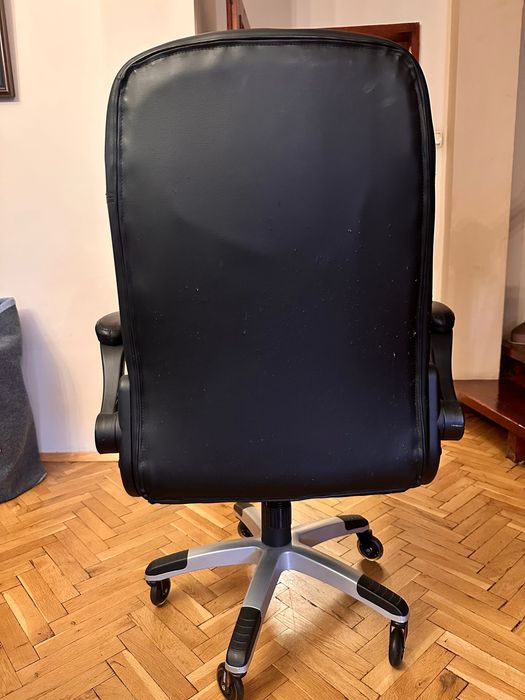 Подарявам офис стол