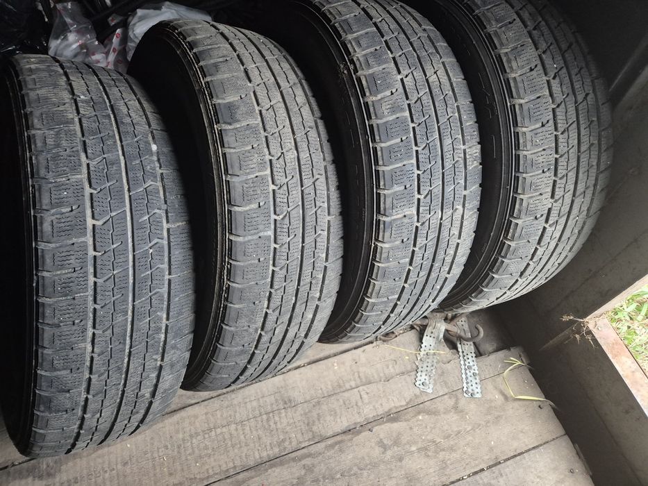 Продам зимние шины диаметр 215  60 R 16 ездил один сезон по городу