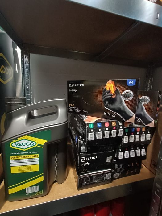 Vand diferite produse:mănuși,spray uri,ulei motor etc.