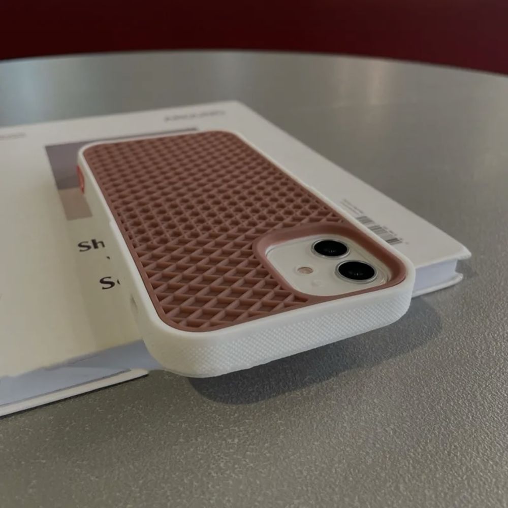 Чехол на iPhone 13 в стиле VANS