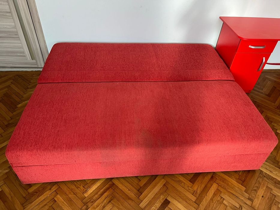 Canapea extensibila culoarea rosie