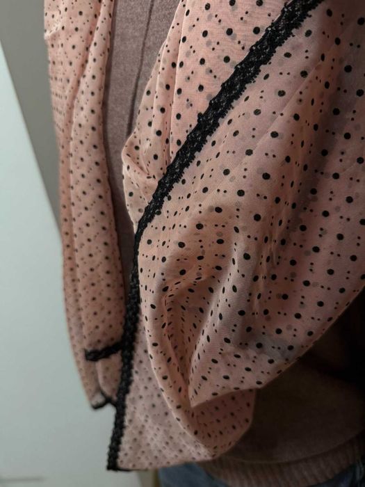 Дамски шал, прозрачен, употребяван.