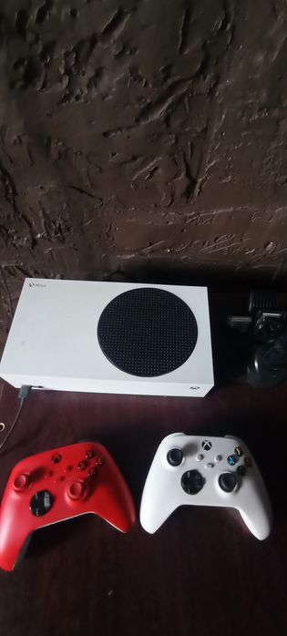 Xbox series S  и два геймпада