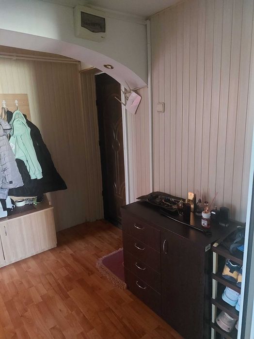 Apartament modest cu 3 camere ÷Garaj privat