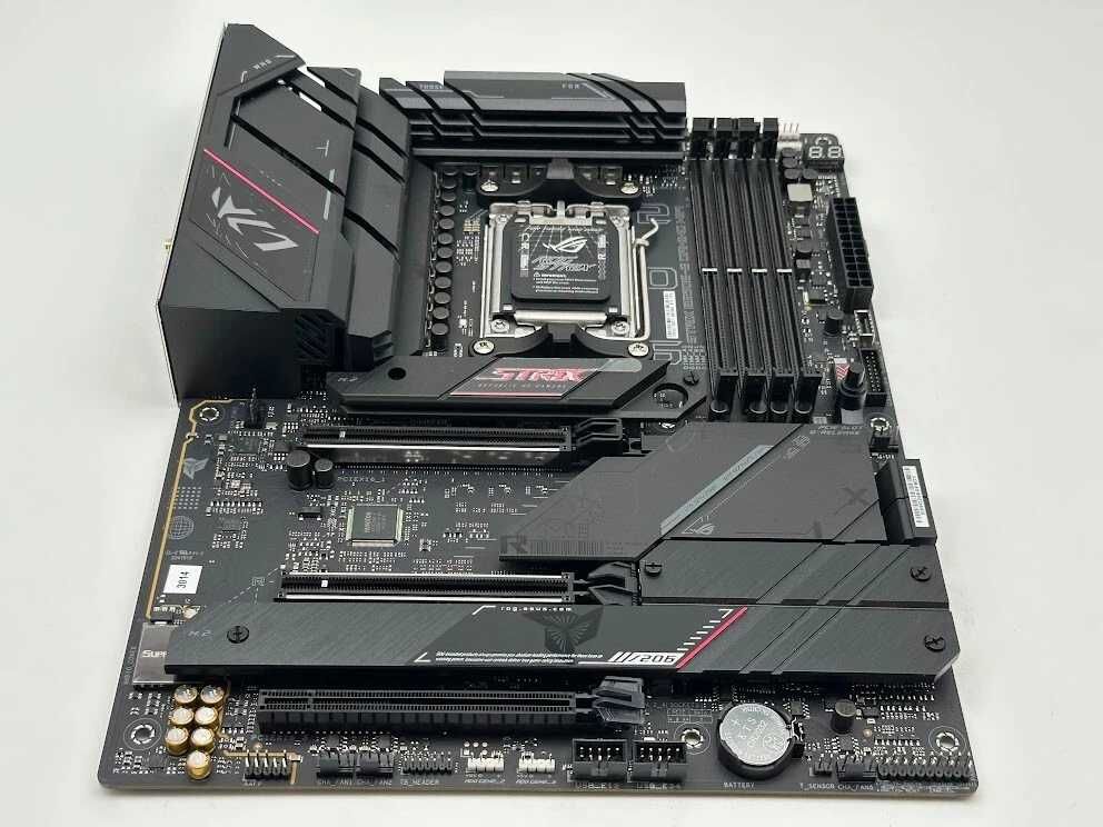 ASUS ROG Strix B650E-E WiFi + НОВ ! AMD RYZEN 9 9950X3D 16-Core