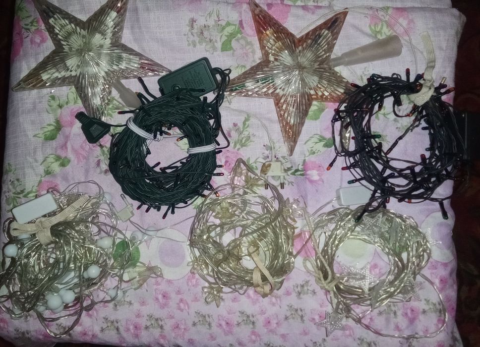 На ёлку гирлянды и звёздочки.