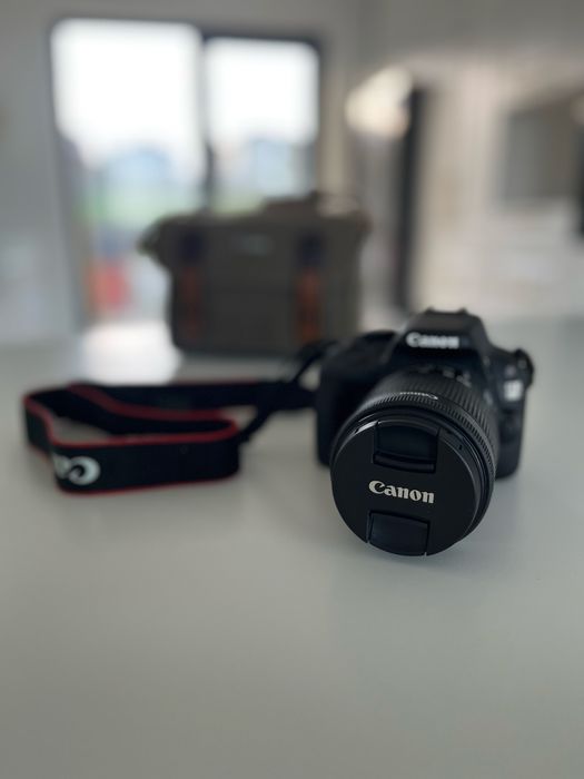 Aparat fotot DSLR Canon EOS 100D impecabil