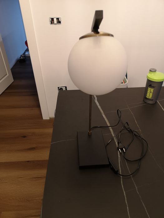 Vând veioza, design brat negru/auriu cu glob alb mat