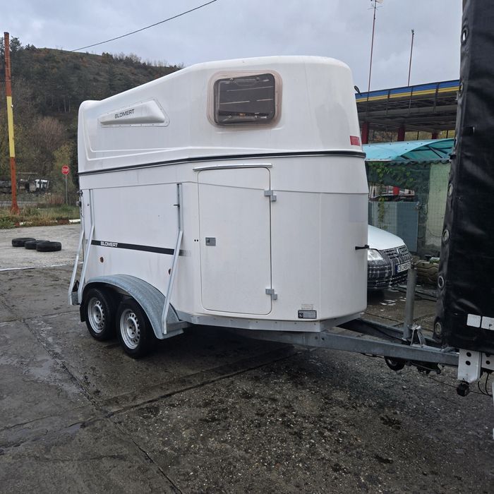 Ремарке-каравана за два коня