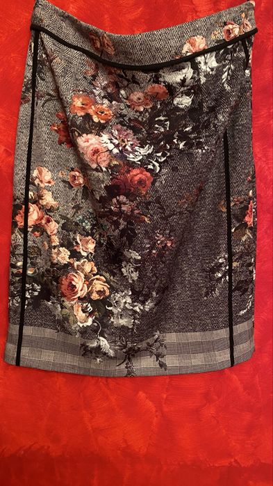 Fusta eleganta cu flori de la  Nissa