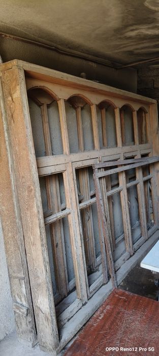 Рам деревянный, люстры из тойханы большие, вытяжка, плита, лестница