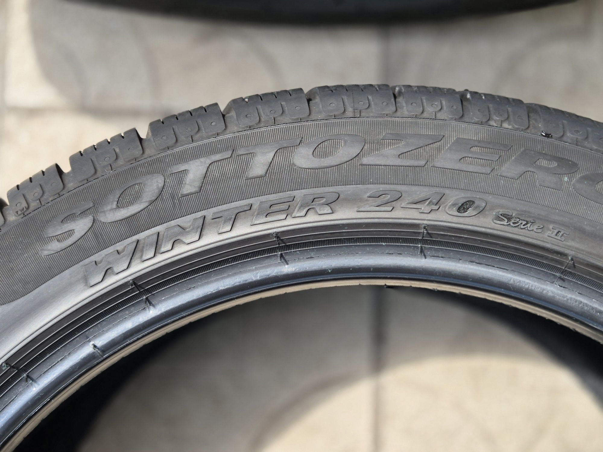 4бр.зимни гуми 255/40/18 99 V Pireli 23г. Като Нови