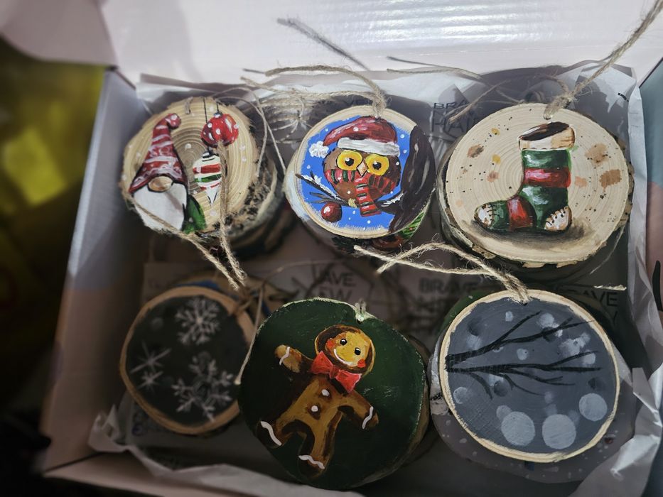 Коледни ръчно рисувани шайби