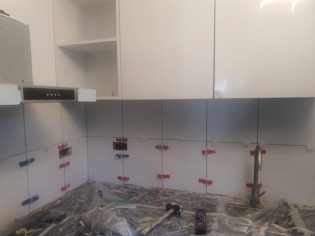 Oferim Servicii  de montat /Gresie/Travertin/Marmura