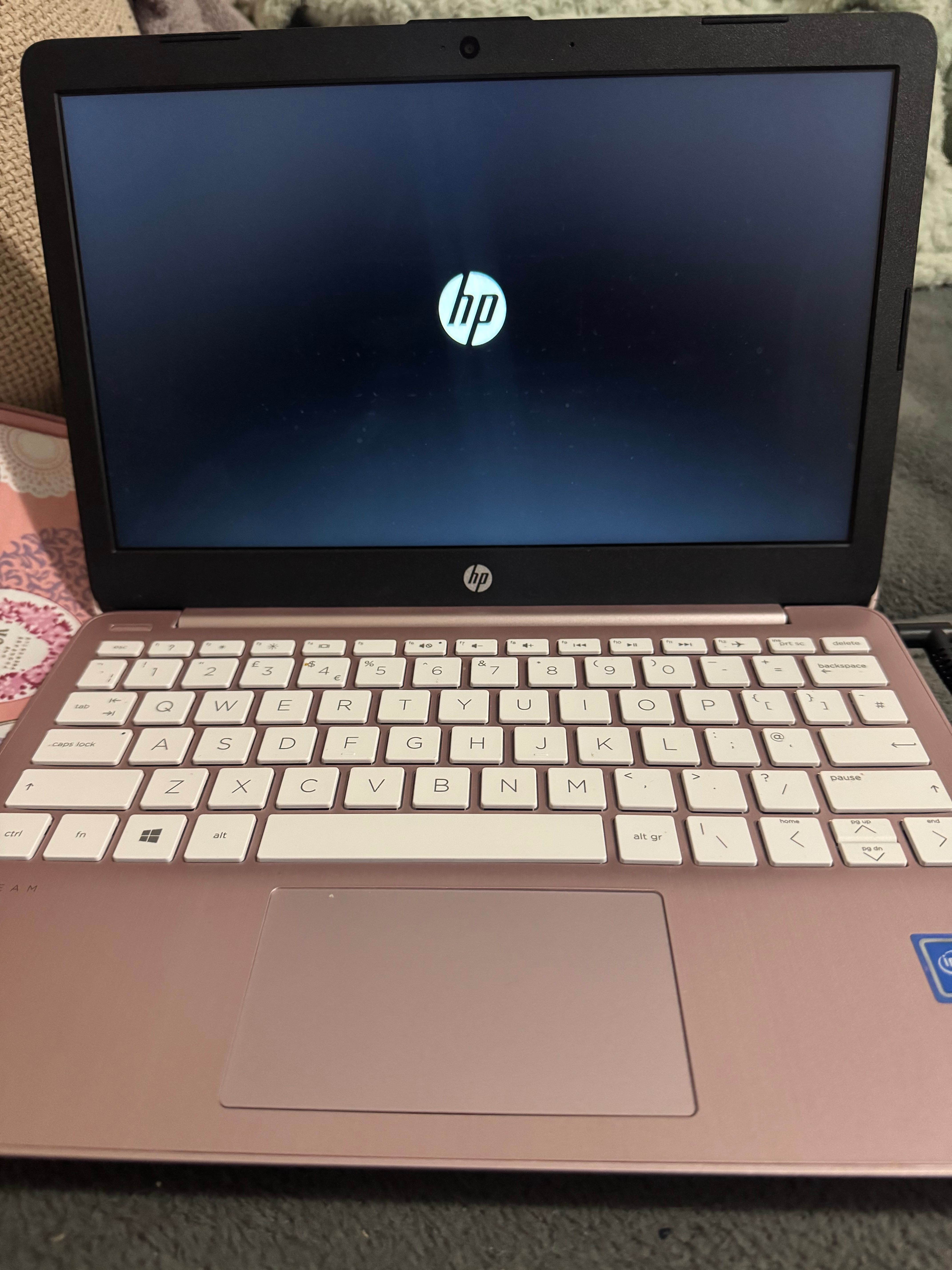 HP Stream 11 – розов лаптоп в отлично състояние + калъф