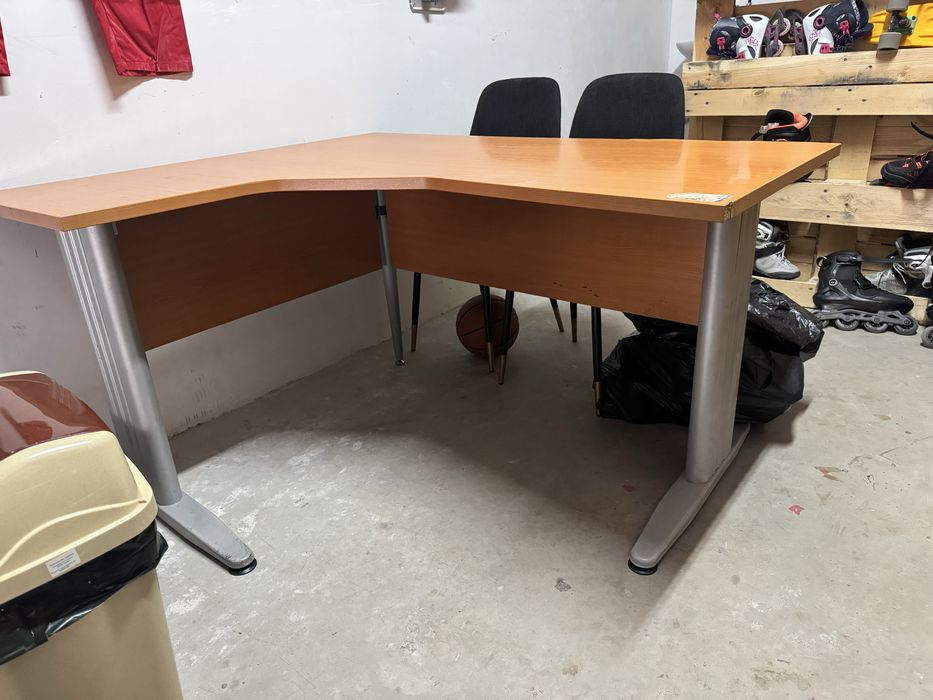 Бюро дървено много запазено с метални крака