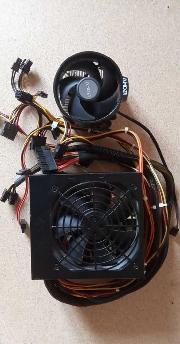 Материнская плата, процессор, оперативка и блок питания.