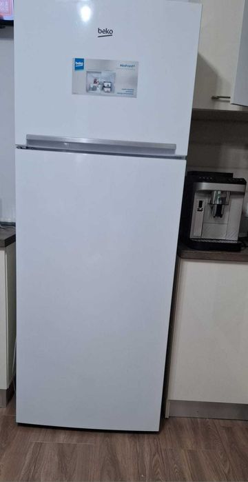 Frigiderul cu două uși Beko RDSE465K20W