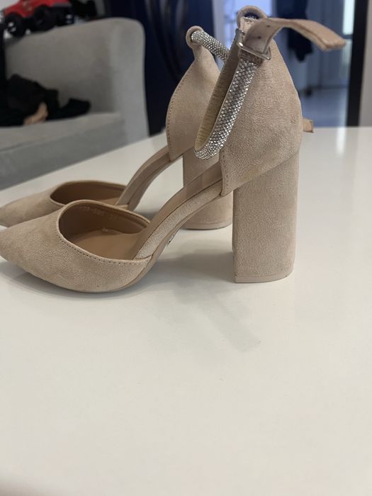 Vand pantofi cu toc, numarul 37