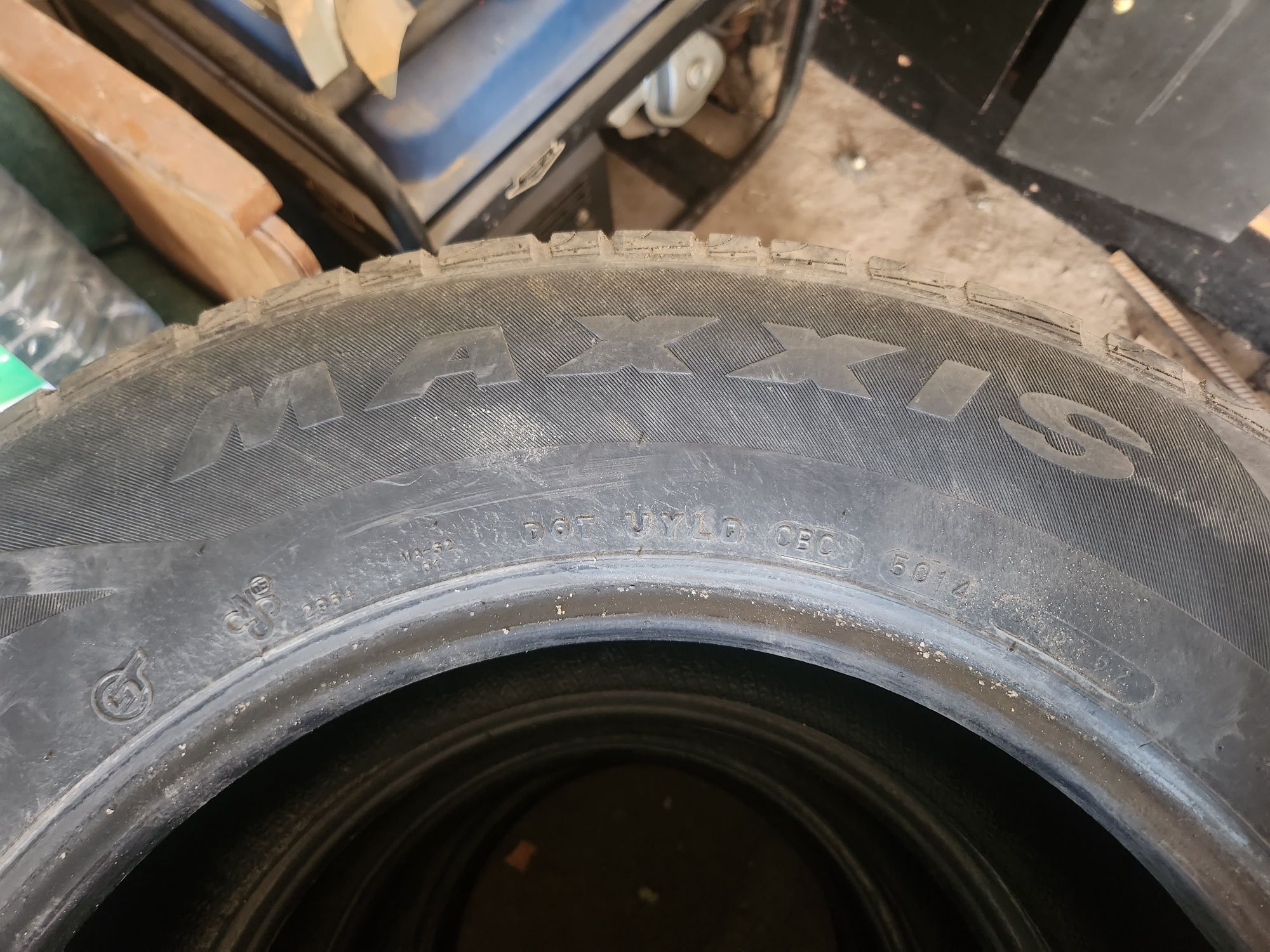 Продам резину MAXXIS R 16