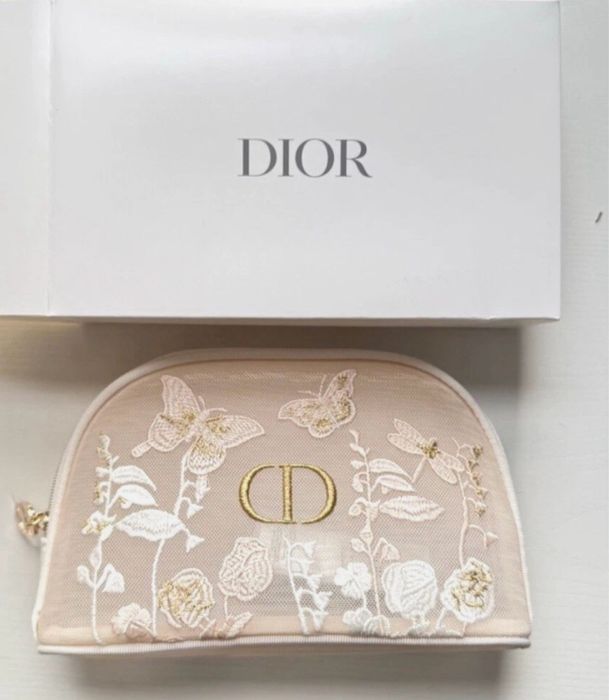 Чантичка козметична на Dior и гримове