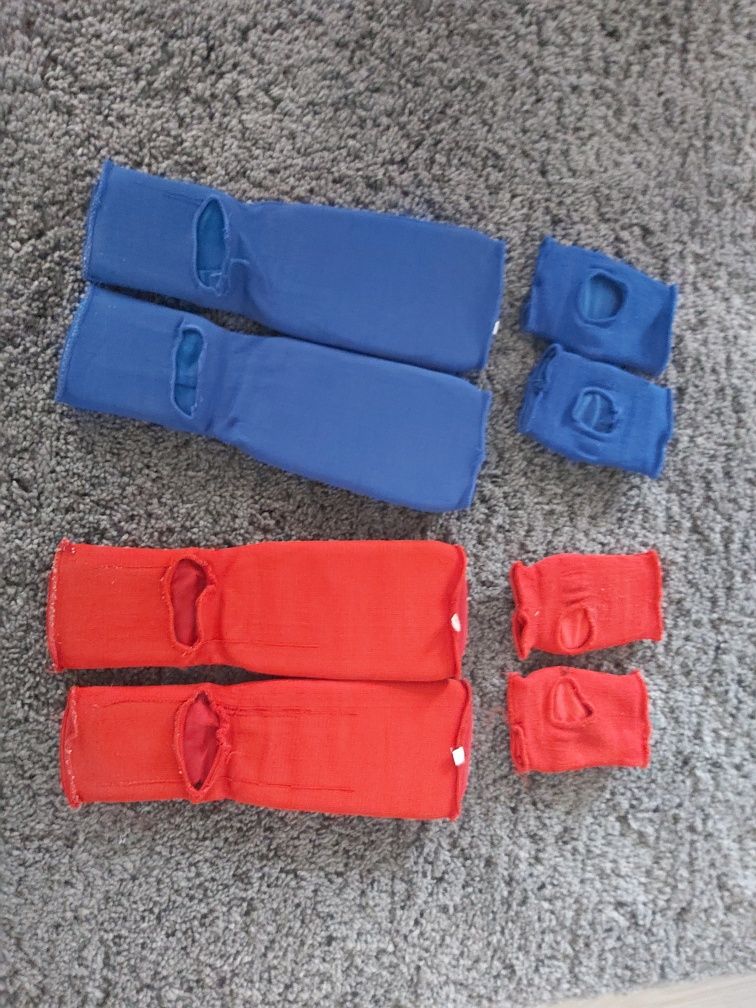 Set tibiere+mănuși armura roșii/albastre