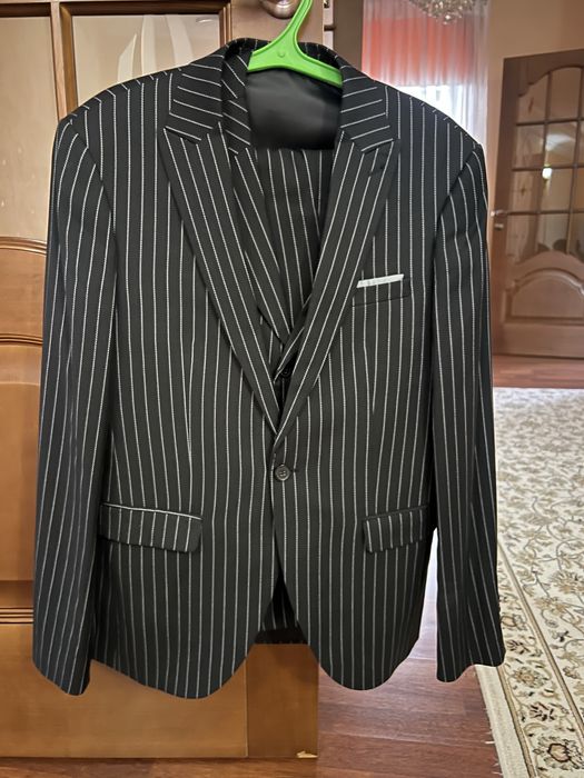 Костюм тройка. Размер 50. Есть другие костюмы, смотрите на моей стр.