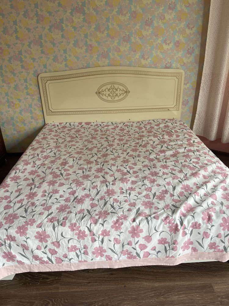 двуспальная кровать с двумя тумбочками
