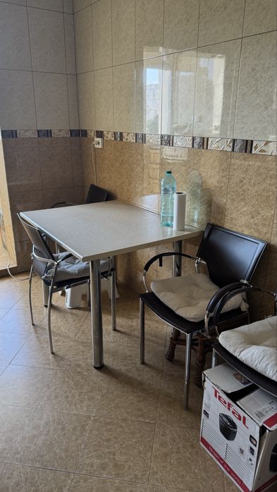 Set masa bucatarie + 3 scaune piele + perne
