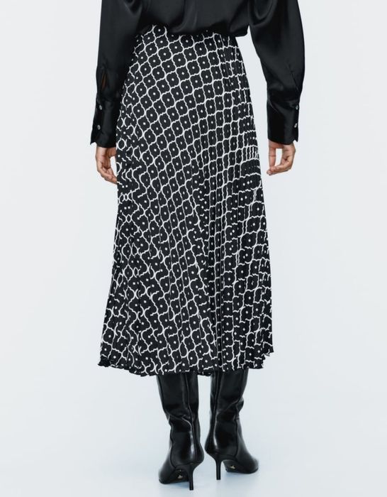 Продавам дамска плисирана пола