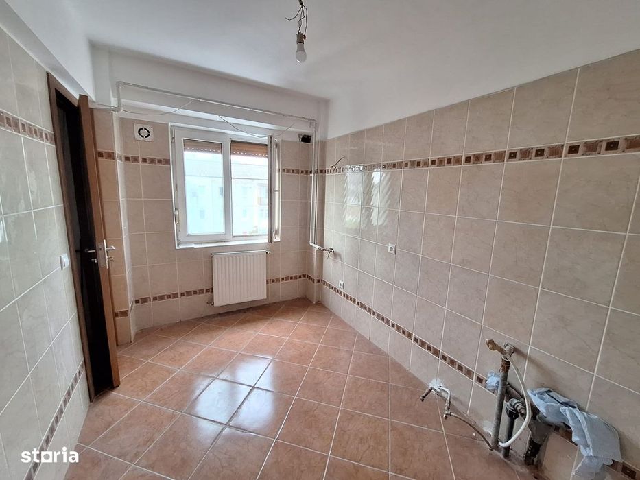 Apartament 4 camere etaj 4 zona Milcov