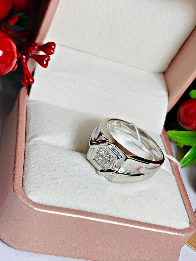 Импортный бриллиантовый перстень, выполнен в белом золоте
