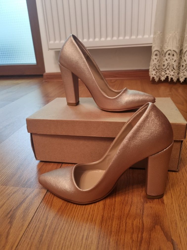 Pantofi aurii purtati cateva minute mas 36