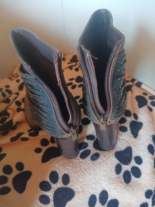 Продавам дамски боти набук