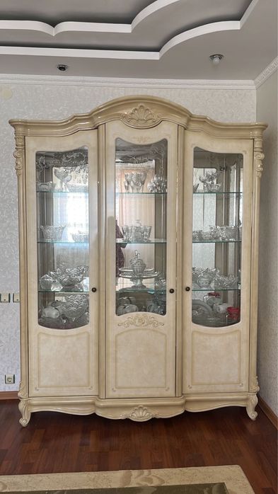 Продам сервант в хорошом состоянии