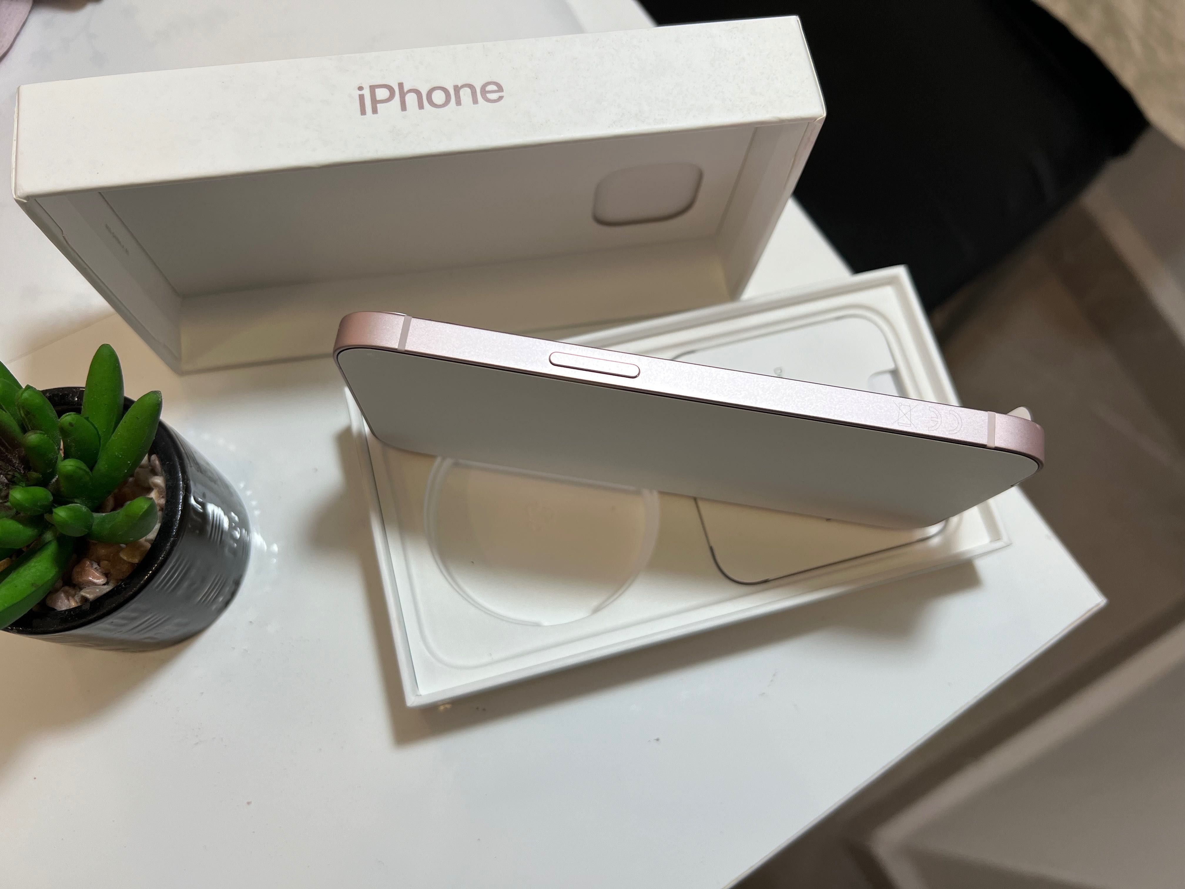 iPhone 13 чисто нов с гаранция 1г