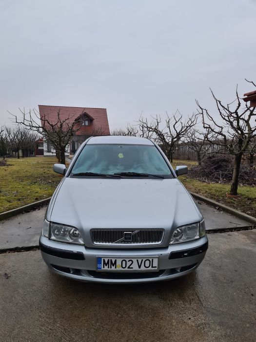 Vând sau dezmembrez Volvo s40